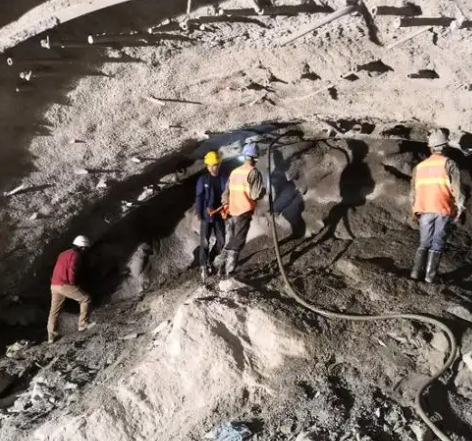 福安隧道拱顶带模注浆料，微膨胀注浆料的特点及施工工艺